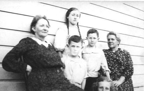 Auntie Maggie and Hodges children (cropped)